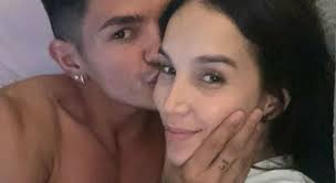 Paola Di Benedetto e Raoul Bellanova, la prima foto insieme: che presa al  volto! Lui non se la vuole proprio lasciar scappare