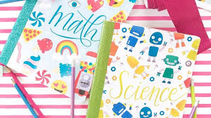 Decora los cuaderno como mas te guste, y dale un toque que vaya con tu personalidad, existen varios tipos de después de haber conocido estas magnificas ideas para decorar los cuadernos puedes cambiar los colores o los diseños por el que tu prefieras o usar tu. Decorar Cuadernos Escolares Con Plantillas Para Imprimir Gratis