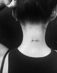 She beautiful tho so i'll take it.but it's actually an well, since ireland is a big fan of tattoos, who knows, maybe she just found inspiration for her next one! He Tattooed Celebrities Like Hailey Baldwin And Kendall Jenner And His Super Tiny Mini Letteri Minimalistisches Tattoo Nacken Tattoo Frauen Schwester Tattoos