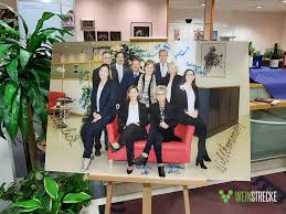 Auf linkedin können sie sich das vollständige profil ansehen und mehr über die kontakte von christina kiene und jobs bei ähnlichen unternehmen erfahren. Weinprobe In Der Deutschen Bank Weinstrecke