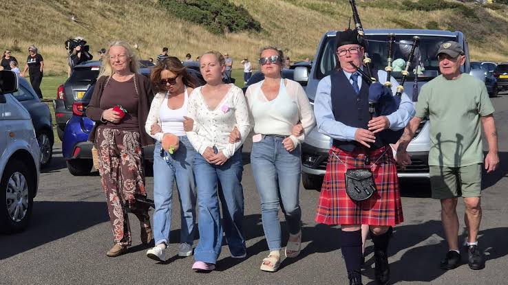 Hundreds pay tribute to Minnie Merriman in Arbroath - BBC News
