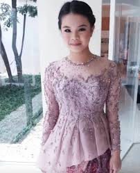 Kebaya adalah blouse(blus) baju tradisional yang terbuat dari bahan tipis dan di kombinasikan dengan kain sarung, kain batik, ataupun kebaya adalah pakaian yang dikenakan oleh wanita indonesia. Inspiratif Cek 35 Inspirasi Kebaya Modern Untuk Wanita Berhijab Updated 2021 Bukareview