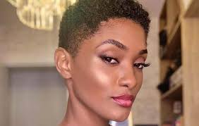 Érika januza da trindade gomes (born may 7, 1985) is a brazilian actress and model. Erika Januza Ja Optei Pelo Amor Em Lugar Do Trabalho Ofuxico