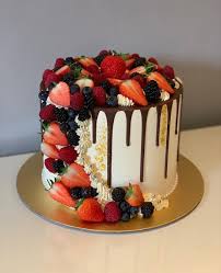 Fresh Fruit Cake Gorgeous Assembly Of Fresh Summer Fruits With A Delicate Tower Around The Sides Of The Recette Glacage Gateau Idee Gateau Gateau Sable Facile