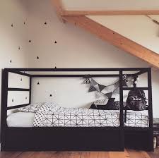 Ikea Kura Bett Umgestalten Schwarz Weiss Geometrische Figuren Skandinavisch Bedroom Kids B Ikea Kura Bett Umgestalten Ikea Kura Bett Kura Bett Umgestalten