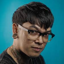 Feb 22, 2021 · for those with straight hair, a trendy option to try is the angular fringe haircut, a type of side swept fringe. Fringe Haircuts 37 Styles That Are Cool And Stylish
