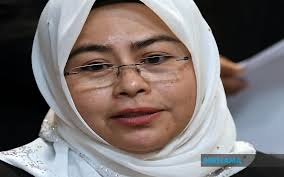 Ahli parlimen pasir salak, datuk seri tajuddin abdul rahman dan ahli parlimen kota melaka, khoo poay tiong diarahkan keluar. Bernama Lima Menteri Empat Timbalan Menteri Wanita Perkuat Kabinet