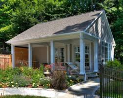 Gartenhaus Mit Terrasse Gartenweg Liegestuhle Barhocker Treppen Zaun Gartenpflanzen Sichtschutz Gartenhaus Mit Terrasse Kleines Wohndesign Landhaus Plan