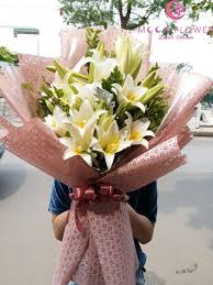 Tháng 4, hoa loa kèn theo chân những tiểu thương len lỏi khắp những con phố, khu chợ của thủ đô, báo hiệu mùa hạ đang tới. Bo Hoa Loa Ken Tráº¯ng Táº¡i Ha Ná»i Moonflower Hanoi