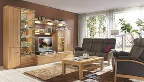 Im wohnzimmer dient die schrankwand nicht nur als stauraummöbel, sondern dient auch zum aufstellen des fernsehgerätes. Klassische Wohnwande