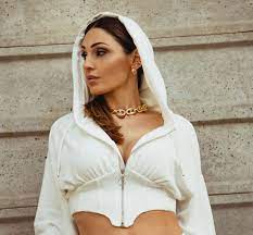 Per la prima volta la cantante si confessa a. Anna Tatangelo Il Grande Ritorno Con Il Nuovo Singolo Serenata