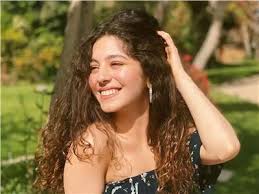 خلال فترة اﻷربعينات من القرن العشرين، تتعرض فتاة للاغتصاب على يد مجموعة من الجنود اﻹنجليز، فيثأر لها ثلاث شباب مصريين، يموت أحدهم، ويحتجز الجندي الانجليزي الحي في قسم شرطة كرموز الذي يرأسه الجنرال يوسف المصري، ويطالب. Ù…Ø§ÙŠØ§Ù† Ø§Ù„Ø³ÙŠØ¯ ØªØºØ²Ùˆ Ø§Ù„Ø¯Ø±Ø§Ù…Ø§ Ø§Ù„Ø±Ù…Ø¶Ø§Ù†ÙŠØ© Ø¨Ù€ 3 Ù…Ø³Ù„Ø³Ù„Ø§Øª Ø¨ÙˆØ§Ø¨Ø© Ø£Ø®Ø¨Ø§Ø± Ø§Ù„ÙŠÙˆÙ… Ø§Ù„Ø¥Ù„ÙƒØªØ±ÙˆÙ†ÙŠØ©