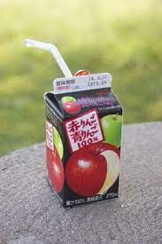 今日買ってみたりんごジュース 光からおいしさを守る 黒いパッケージ 紫外線など外光に対してバリアの役割をする黒い色が 果汁のおいしさをしっかり守ります と書いていました 色の性質を上手くデザインに用いていて勉強になりました バリア 果汁 ジュース