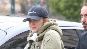 Submitted 6 days ago by rabbitskwd. Bling Bling Emma Stone Wurde Mit Verlobungsring Erwischt Promiflash De