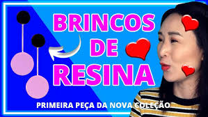 BRINCO DE RESINA POLIÉSTER É DINHEIRO NO BOLSO
