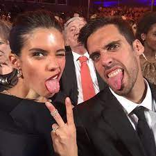 This beauty is blessed to have a brother named andre. Caras Sara Sampaio Da Os Parabens Ao Irmao