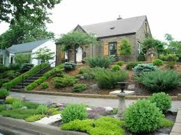 Ein Garten Auf Stuffen So Romantische Gestaltung Schone Vorgarten Sloped Backyard Large Backyard Landscaping Backyard Hill Landscaping