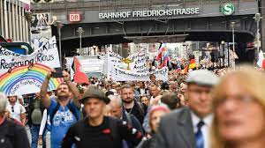 Am sonntag, den 01.08.2021 findet die erste große demonstration von querdenken711 in berlin im jahr 2021 statt. Corona Demos In Berlin Demonstranten Durchbrechen Sperren Am Reichstag Rbb24