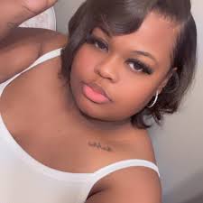 What is a good budget for a baby shower and when should it be held?