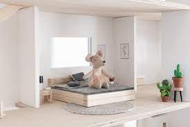 Ob für die puppe oder den teddybären, ein puppenbett ist dabei eine geradezu sichere sache, denn die bekannten rollenspiele mit der oder dem liebsten begleiter. Diy Puppenhaus Bett Anleitung Fur Diy Bastelset