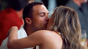 Tóm tắt chuyện tình lãng mạn của Bachelor in Paradise: Vị thế của các cặp đôi sau tập 8