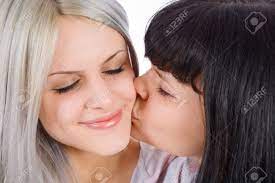 姉妹の頬にキスします。の写真素材・画像素材 Image 5001016