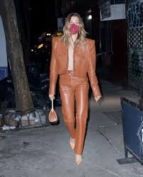 Have fun and go with the flow. Hailey Bieber Showcases Fashion Forward Style In Leather As She Heads Out For Dinner Aktuelle Boulevard Nachrichten Und Fotogalerien Zu Stars Sternchen