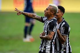 Tchê tchê (atlético mineiro) sofre uma falta no campo defensivo. Xtlklxw86 9 M