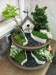 Use plants of different colors and shapes as your embroidery materials, interweaving them to produce a living work of art. Unique Succulent Garden Ideas For Home Decor