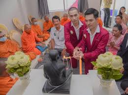 Pernikahan itu dilakukan oleh wali hakim. Pernikahan Gay Thailand Dihujat Netizen Indonesia Ini Kata Sang Pengantin
