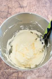 Montare il burro insieme allo zucchero semolato con le fruste elettriche; Crema Meringata Al Burro Perfetta Per Decorare Cupcake E Torte