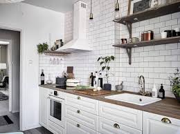 La cuisine laquée blanche est un choix audacieux ! 1001 Modeles Fascinants Du Duo Cuisine Blanche Plan De Travail Bois