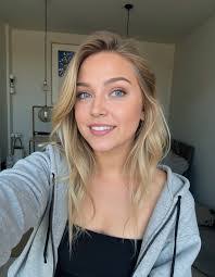 Elise Ritchie's Instagram, Twitter & Facebook