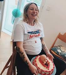 Jetzt steht dort ein leerer teller mit der notiz ich lass mir von einem kuchen. Geburts Torte Evelyn Weigert Feierte Witzige Baby Shower Promiflash De