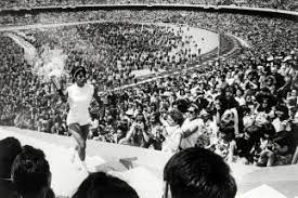 Los juegos olímpicos de méxico 1968, oficialmente conocidos como los juegos de la xix olimpiada, fueron un evento multideportivo internacional celebrado en la ciudad de méxico, méxico, del 12 al 27 de octubre de 1968.después de dos candidaturas infructuosas, se seleccionó a la capital mexicana como ciudad sede del evento en la 60.ª sesión del comité olímpico internacional. La Inauguracion De La Olimpiada De Mexico 1968