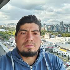 Nunca he tenido pareja, ni he hecho nada, y a veces siento que me falta...  pero no me atraen los chicos de mi edad y me siento sola y atrapada en esta