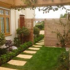 Western Red Cedar Slatted Screen Defining Boundary And Privacy Within A Landscape Backyard Backyard Landscaping Fence Design