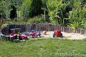 Eine sandmuschel bietet eine abdeckung, benötigt wenig platz und ist mit wenigen handgriffen mit sand gefüllt oder wieder geleert. 14 Natur Sandkasten Ideen Sandkasten Sandkasten Garten Kinderspielplatz Garten