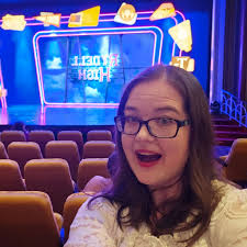 What's an apropriate gift/christmas present you can give to a professional  contact to show appreciation? So my case worker for a thing really has been  amazing and just a really nice person