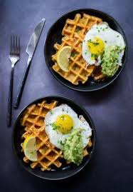 Gaufres De Patate Douce Guacamole Maison Et Oeuf Au Plat Recette De Gaufres Originales Sur La G Gaufres De Patates Douces Recette Gaufre Recettes De Cuisine