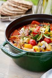 Ob Nun Ratatouille Mit Gebratenen Garnelen Oder Frisch Vom Markt Gekocht Und Serviert In Der Cocotte Von Vegetarische Gerichte Ratatouille Lebensmittel Essen