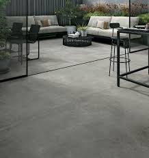 Confronta prezzi reali di pavimento in cemento basati su 180 preventivi. Ontdek Onze Nieuwste Reeks Keramische Tegels Deze Reeks Heeft Het Natuurlijk Effect Van Betone Piastrelle Per Esterni Idee Per Patio Pavimenti In Legno Grigio