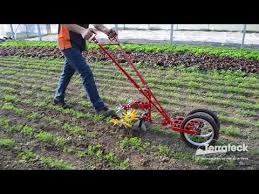 141 Terrateck Desherbage Houe Maraichere Double Avec Bineuse A Doigts Manuelle Youtube Desherbage Maraicher Outils Jardinage