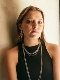 Сочетание цепочек и подвесок: как носить модно?