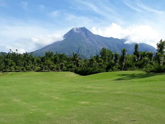 Mga resulta ng larawan para sa Merapi Golf , Golfing on the slope of a volcano"