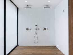 Cette Maison De Verre Et De Bois Cache Une Piscine Interieure Refaire Maison Maison De Verre Double Douche