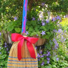 Geschenke Basteln Mit Kindern Der Hubsche Besen Geschenke Basteln Mit Kindern Weihnachten Geschenke Basteln Mit Kindern Geschenke Basteln