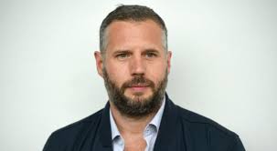 Het was 'op het randje' voor de man die als artiest snollebollekes en dan moest hij de veel minder populaire en zich gisteravond gek gedragende tijl beckand nog van zich af schudden ook. Kijkers De Slimste Mens Raken Niet Uitgepraat Over Irritante Tijl Beckand