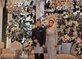 Terinspirasi dari baju yang dipakai putri dan permaisuri raja membuat ciri khas baju wanita jawa tengah adalah kebaya. 10 Busana Pernikahan Tradisional Yang Akan Membuat Siapa Pun Jatuh Hati Priceprice Com