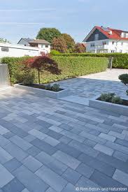 Hofeinfahrt Und Eingangsbereich An Der Haustur Sind Durch Schon Bepflanzte Blumenbeete Getrennt Die Rampe Fuhrt Als Weg Hofeinfahrt Einfahrt Haustur Pflanzen